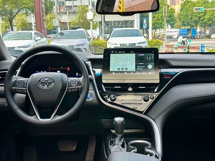 Фото 13 - Toyota Camry