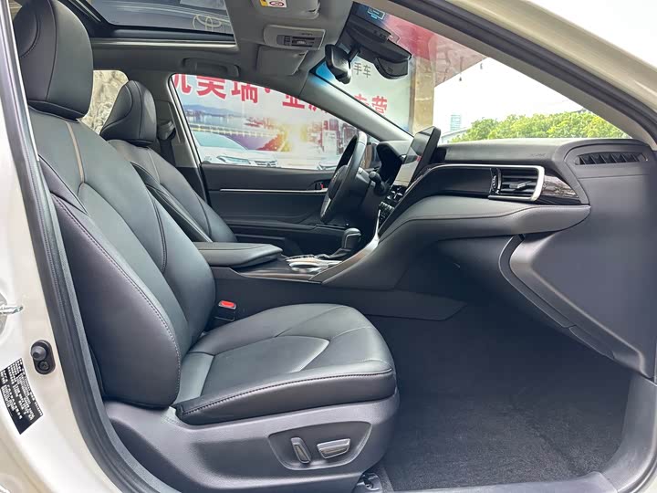 Фото 14 - Toyota Camry