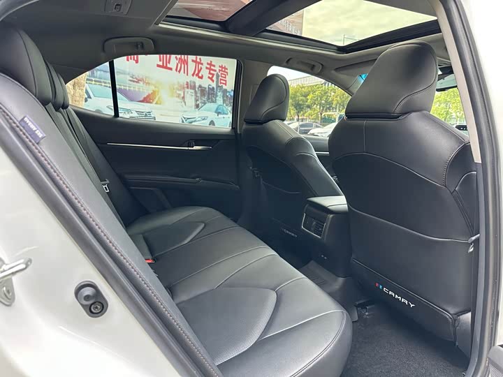 Фото 15 - Toyota Camry