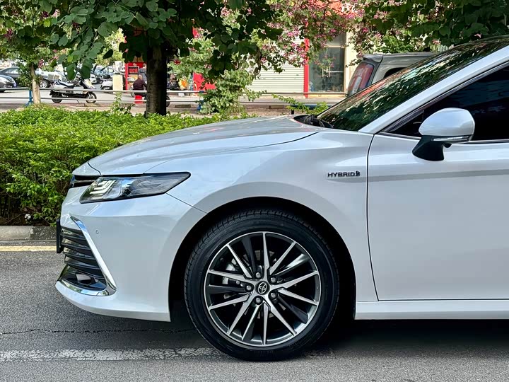 Фото 17 - Toyota Camry