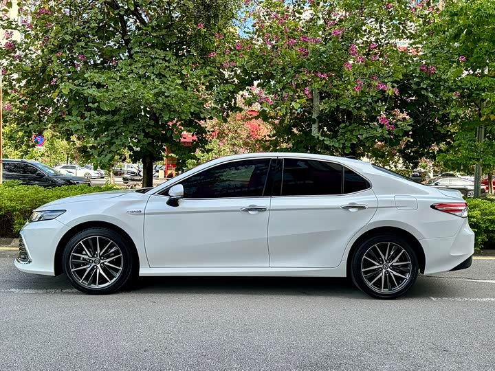 Фото 4 - Toyota Camry