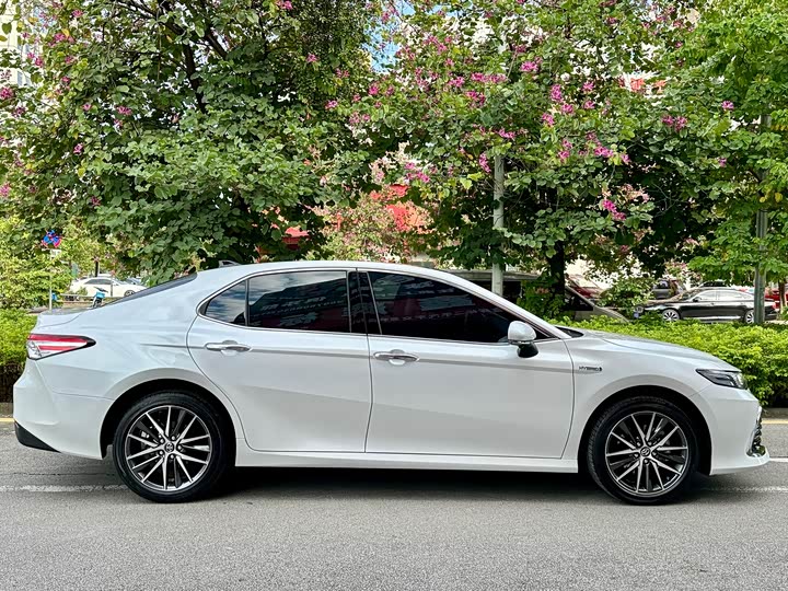 Фото 8 - Toyota Camry