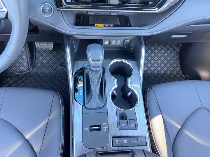 Фото 19 - Toyota Crown Kluger