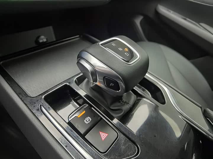 Фото 13 - Hongqi E-QM5