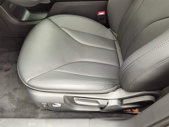 Фото 20 - Hongqi E-QM5