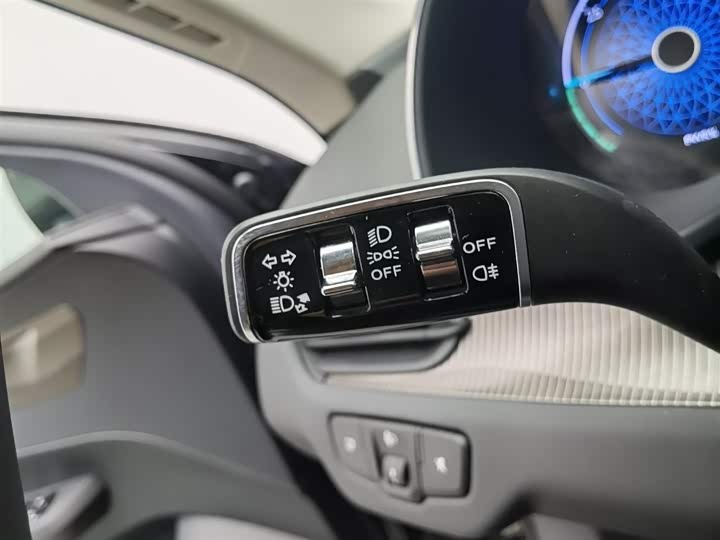 Фото 21 - Hongqi E-QM5