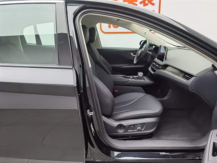 Фото 23 - Hongqi E-QM5