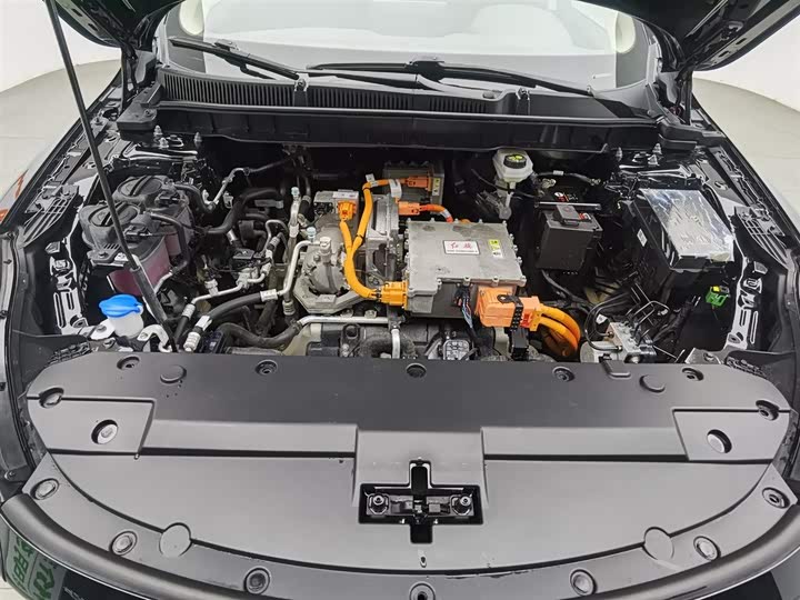 Фото 6 - Hongqi E-QM5