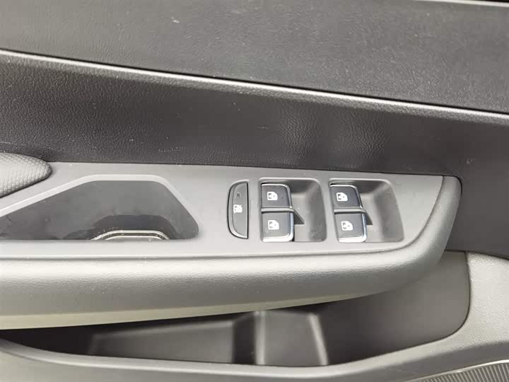 Фото 9 - Hongqi E-QM5