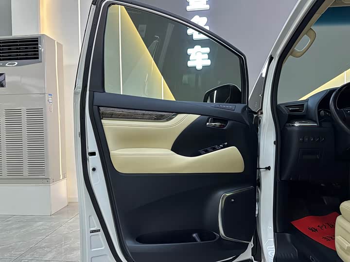 Фото 9 - Toyota Alphard