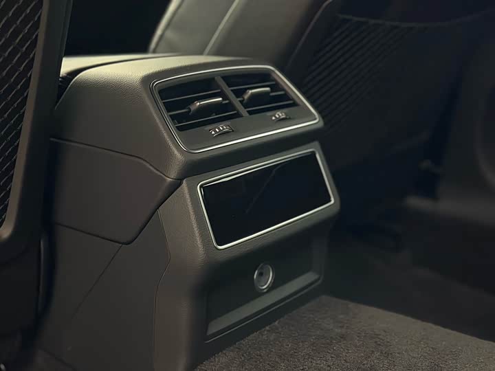 Фото 13 - Audi A6L