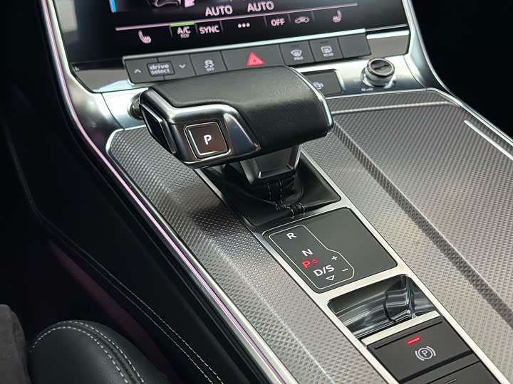 Фото 18 - Audi A6L