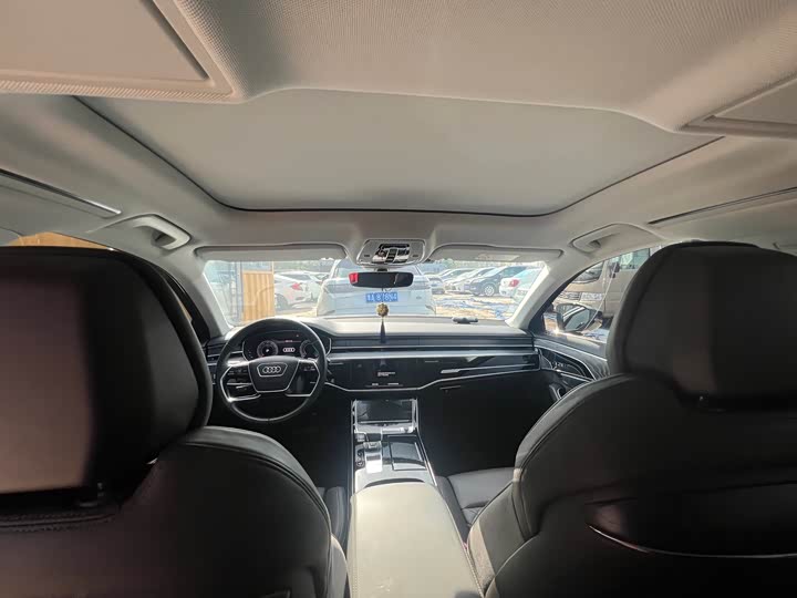 Фото 4 - Audi A8