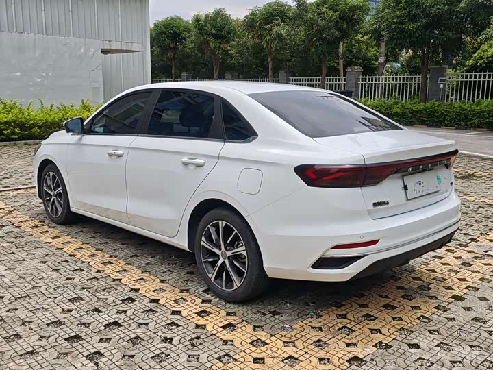 Фото 6 - Geely Emgrand