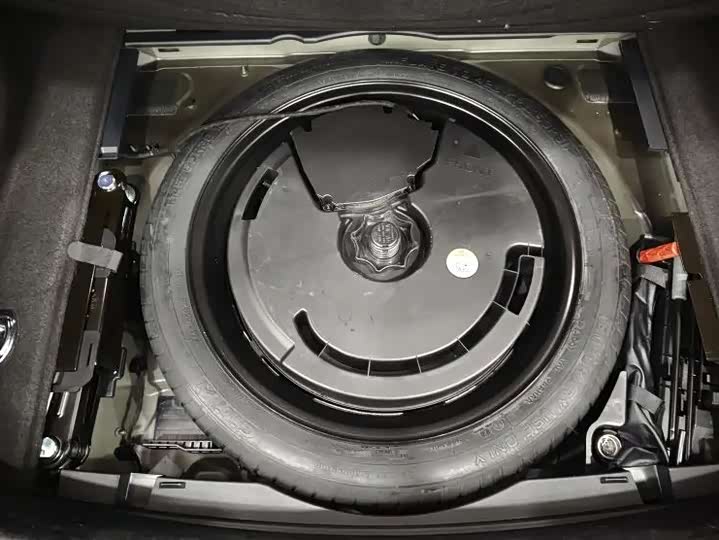 Фото 14 - Audi A6L