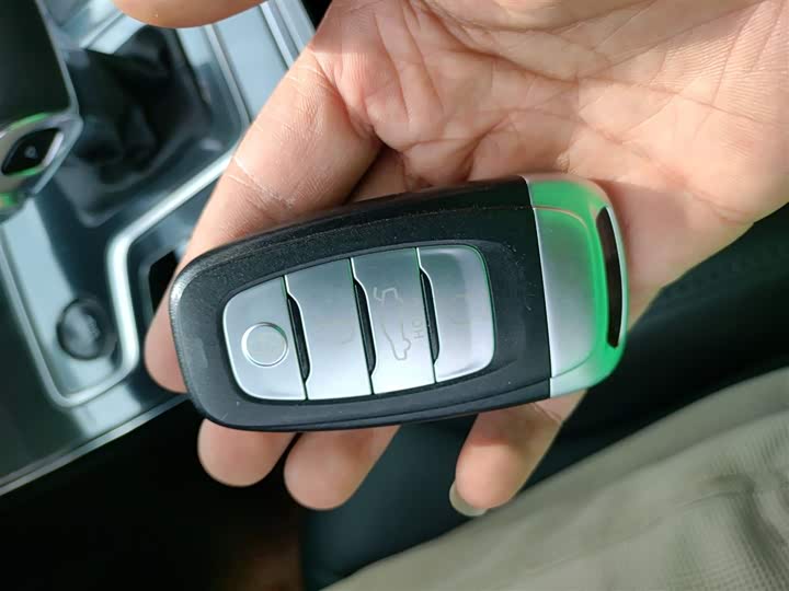 Фото 9 - Hongqi H5