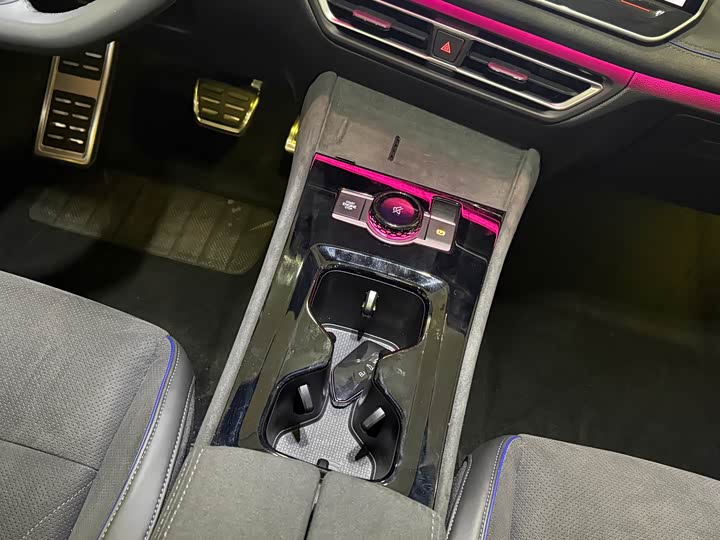 Фото 11 - Volkswagen Tiguan L Pro