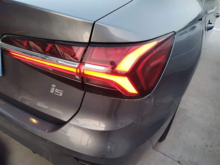 Фото 8 - Roewe i5