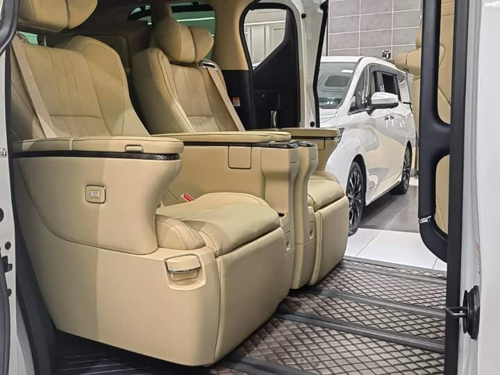 Фото 10 - Toyota Vellfire