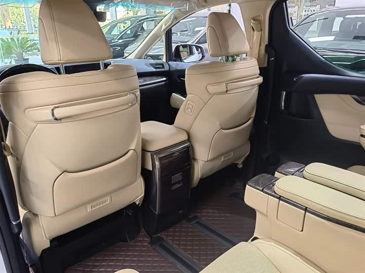 Фото 12 - Toyota Vellfire