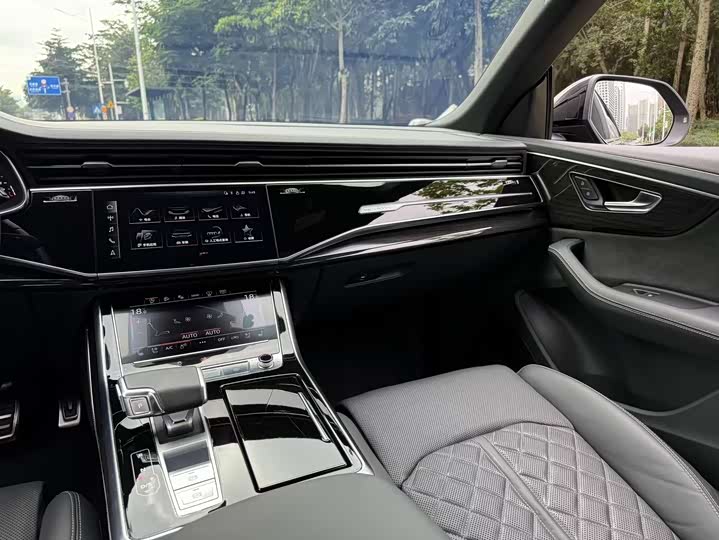 Фото 10 - Audi Q8