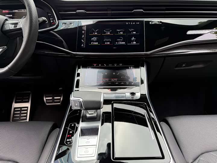 Фото 13 - Audi Q8