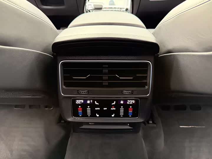 Фото 14 - Audi Q8