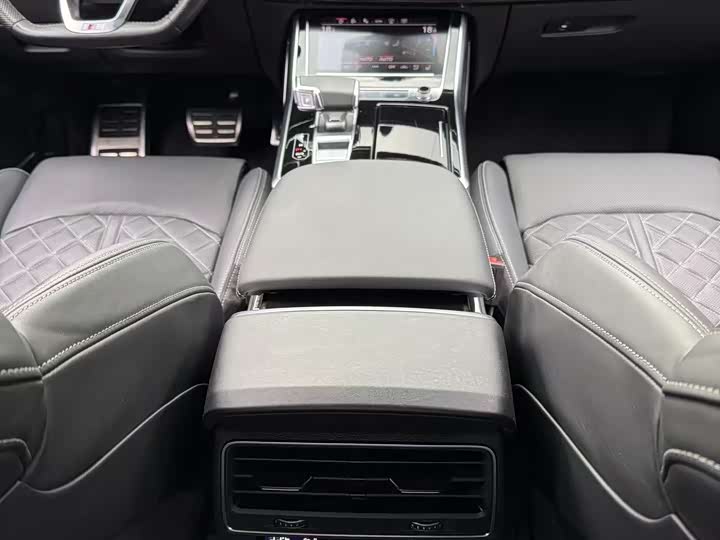 Фото 15 - Audi Q8