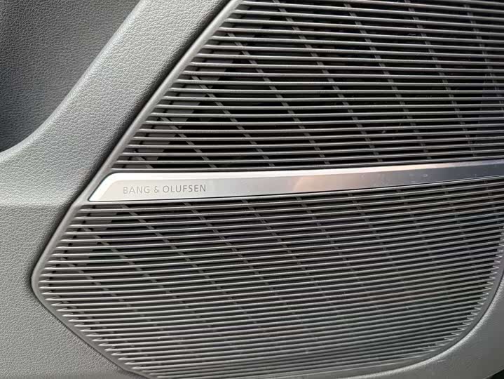 Фото 16 - Audi Q8