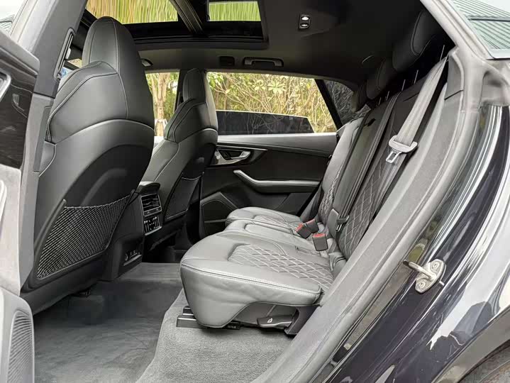 Фото 18 - Audi Q8