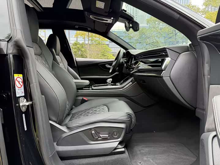 Фото 19 - Audi Q8