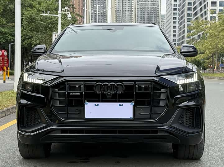 Фото 2 - Audi Q8