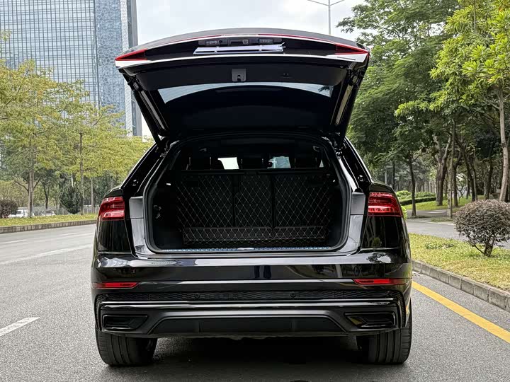 Фото 22 - Audi Q8