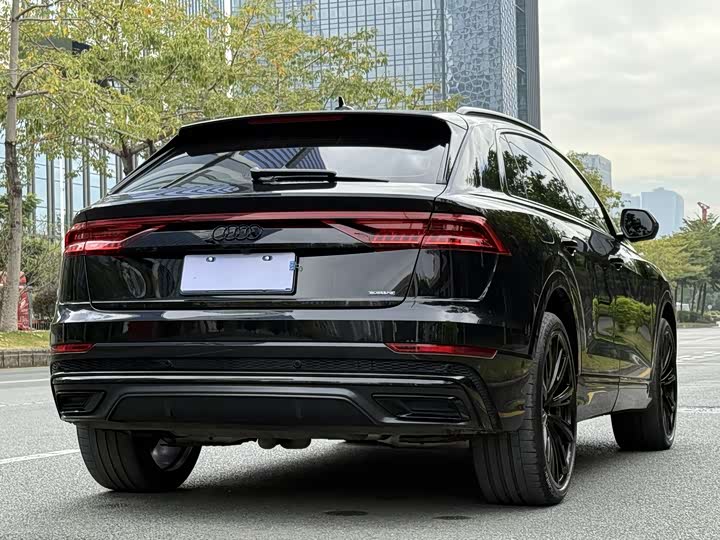 Фото 25 - Audi Q8