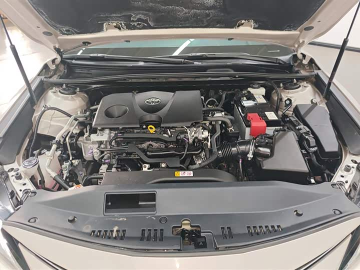 Фото 10 - Toyota Camry