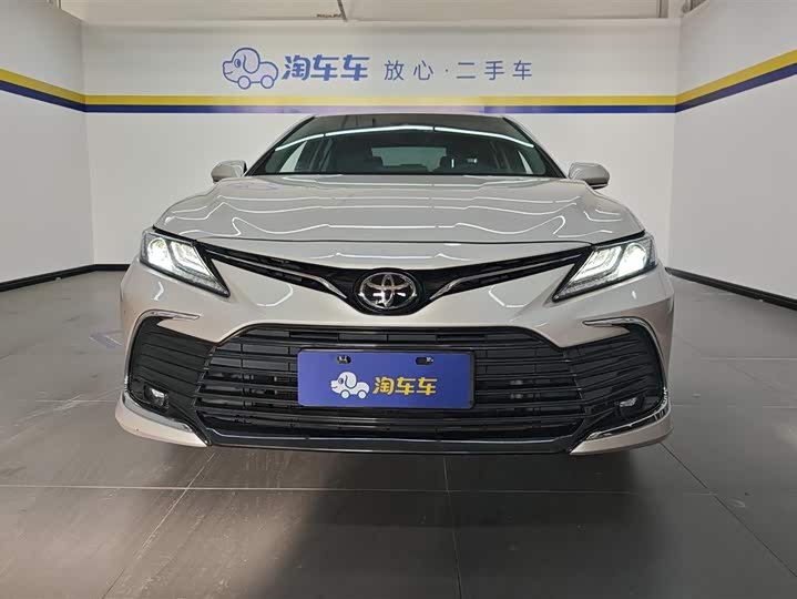 Фото 2 - Toyota Camry