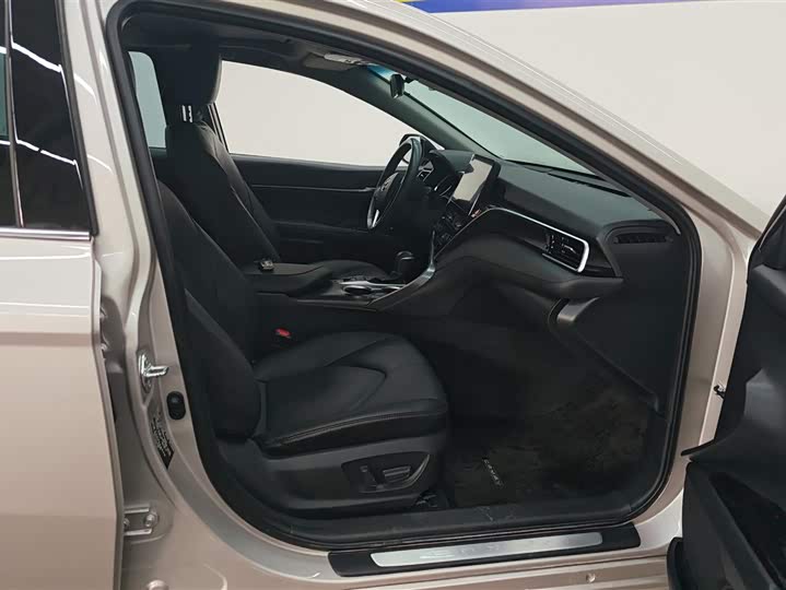 Фото 8 - Toyota Camry