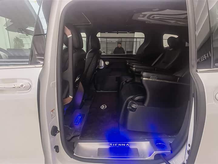 Фото 13 - Toyota Sienna