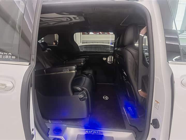 Фото 14 - Toyota Sienna