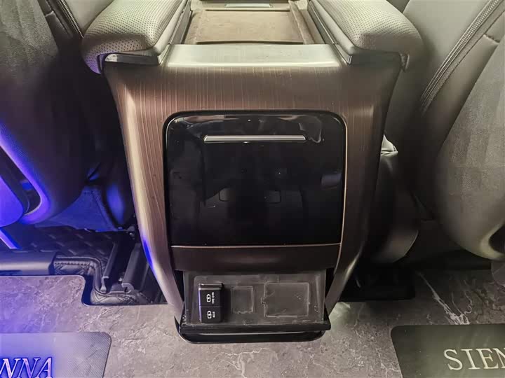 Фото 15 - Toyota Sienna