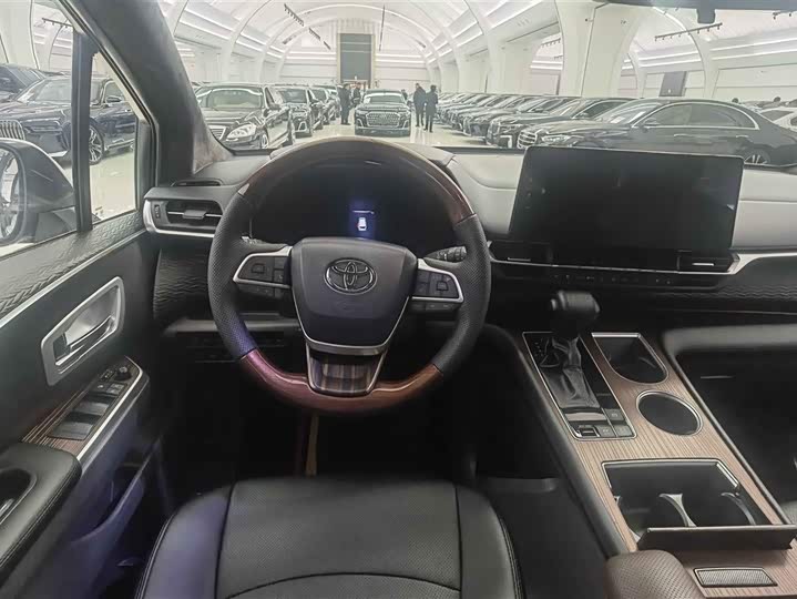 Фото 9 - Toyota Sienna