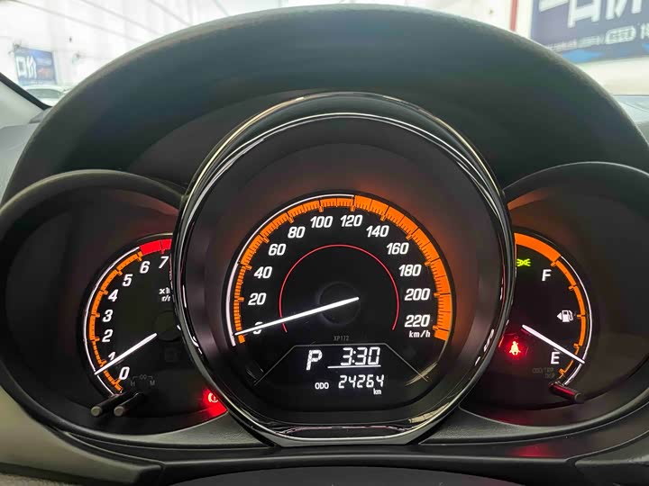 Фото 7 - Toyota Yaris L Hatchback