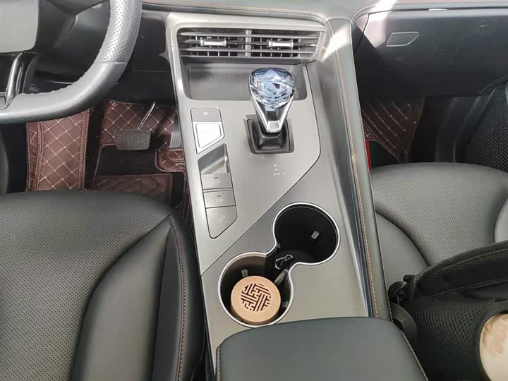 Фото 14 - Roewe RX5