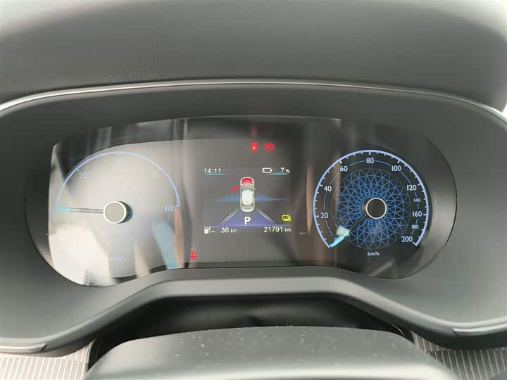 Фото 12 - Hongqi E-QM5