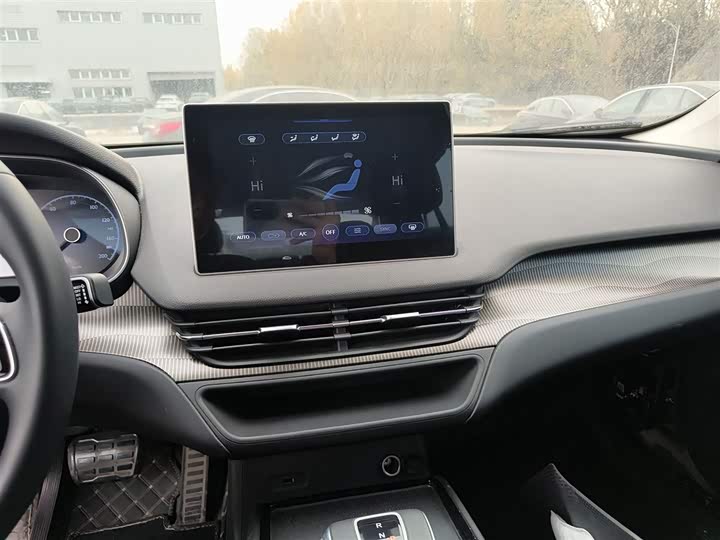 Фото 13 - Hongqi E-QM5