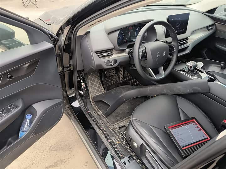 Фото 16 - Hongqi E-QM5