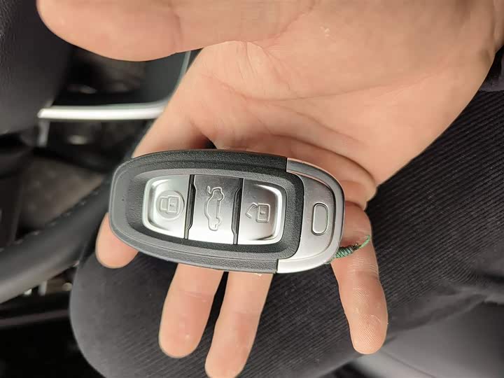 Фото 9 - Hongqi E-QM5