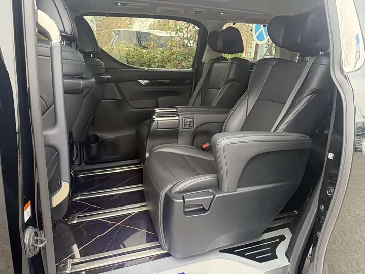 Фото 17 - Toyota Vellfire