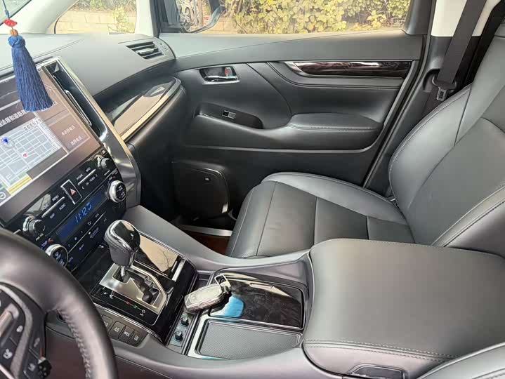 Фото 19 - Toyota Vellfire