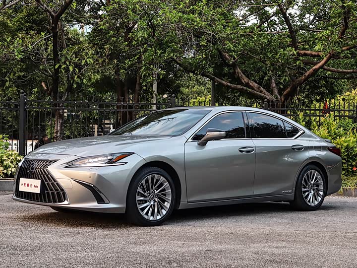 Фото 1 - Lexus ES